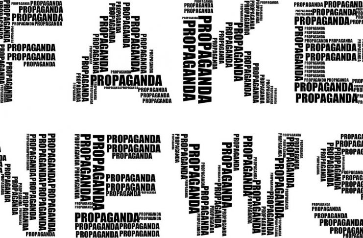 Teksti Fake News (Lajme te Rreme) me sfond te bardhe