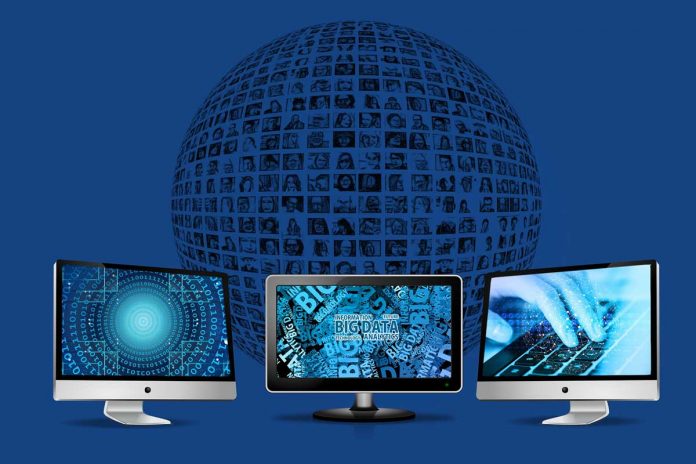 Lajme-Tech_Rrjete-sociale_Facebook_Bota-globi_intelligjenca-artificiale_siguri_Llogari-fallco Tre ekrane kompjueri para nje globi me fytyra njerezish