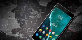 Ditë të Vështira për Huawei Telefon i zi me sistem operativ Android mbi hartën e botes ngjyre gri