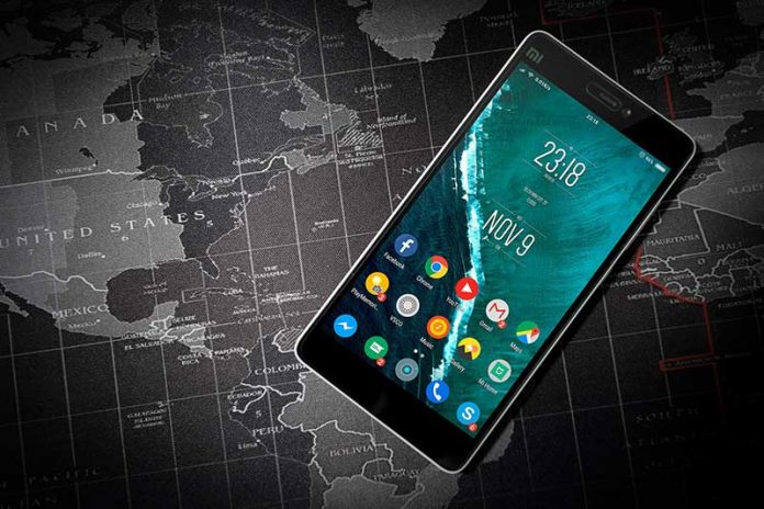 Lajme-Tech_Telefoni-Huawei_Google-Android_Harta_Bota Telefon i zi me sistem operativ Android mbi hartën e botes ngjyre gri