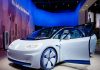 Volkswagen Prezanton Makinën Elektrike e Suksesi Është i Menjëhershëm Makina Elktrike Volkswagen ID.3 First Edition në një sallon makinash
