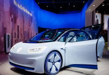 Volkswagen Prezanton Makinën Elektrike e Suksesi Është i Menjëhershëm Makina Elktrike Volkswagen ID.3 First Edition në një sallon makinash