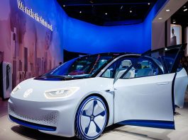 Makina Elktrike Volkswagen ID.3 First Edition në një sallon makinash
