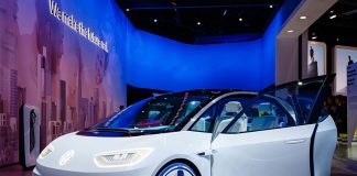 Volkswagen Prezanton Makinën Elektrike e Suksesi Është i Menjëhershëm Makina Elktrike Volkswagen ID.3 First Edition në një sallon makinash