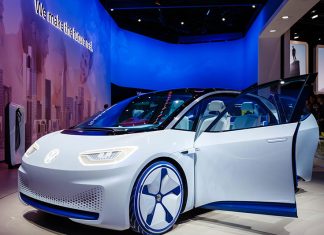 Volkswagen Prezanton Makinën Elektrike e Suksesi Është i Menjëhershëm Makina Elktrike Volkswagen ID.3 First Edition në një sallon makinash