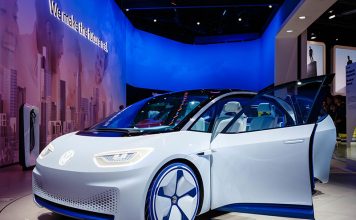 Volkswagen Prezanton Makinën Elektrike e Suksesi Është i Menjëhershëm Makina Elktrike Volkswagen ID.3 First Edition në një sallon makinash