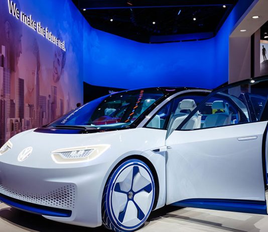 Volkswagen Prezanton Makinën Elektrike e Suksesi Është i Menjëhershëm Makina Elktrike Volkswagen ID.3 First Edition në një sallon makinash